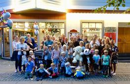 En dag med bus, skratt och karuseller