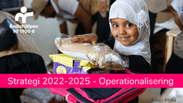 Flicka med paket, text Strategi 2022-2025 - Operationalisering