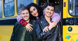 Oscar Zia, Tina Mehrafzoon och Klas Eriksson är programledare för årets Musikhjälpen